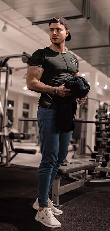 https://www.theunstitchd.com/wp-content/uploads/2019/03/Amazing-Gym-Outfit-Ideas-For-Men.jpg